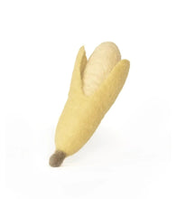 Laden Sie das Bild in den Galerie-Viewer, Hundespielzeug aus Wollfilz &quot;Banane&quot;