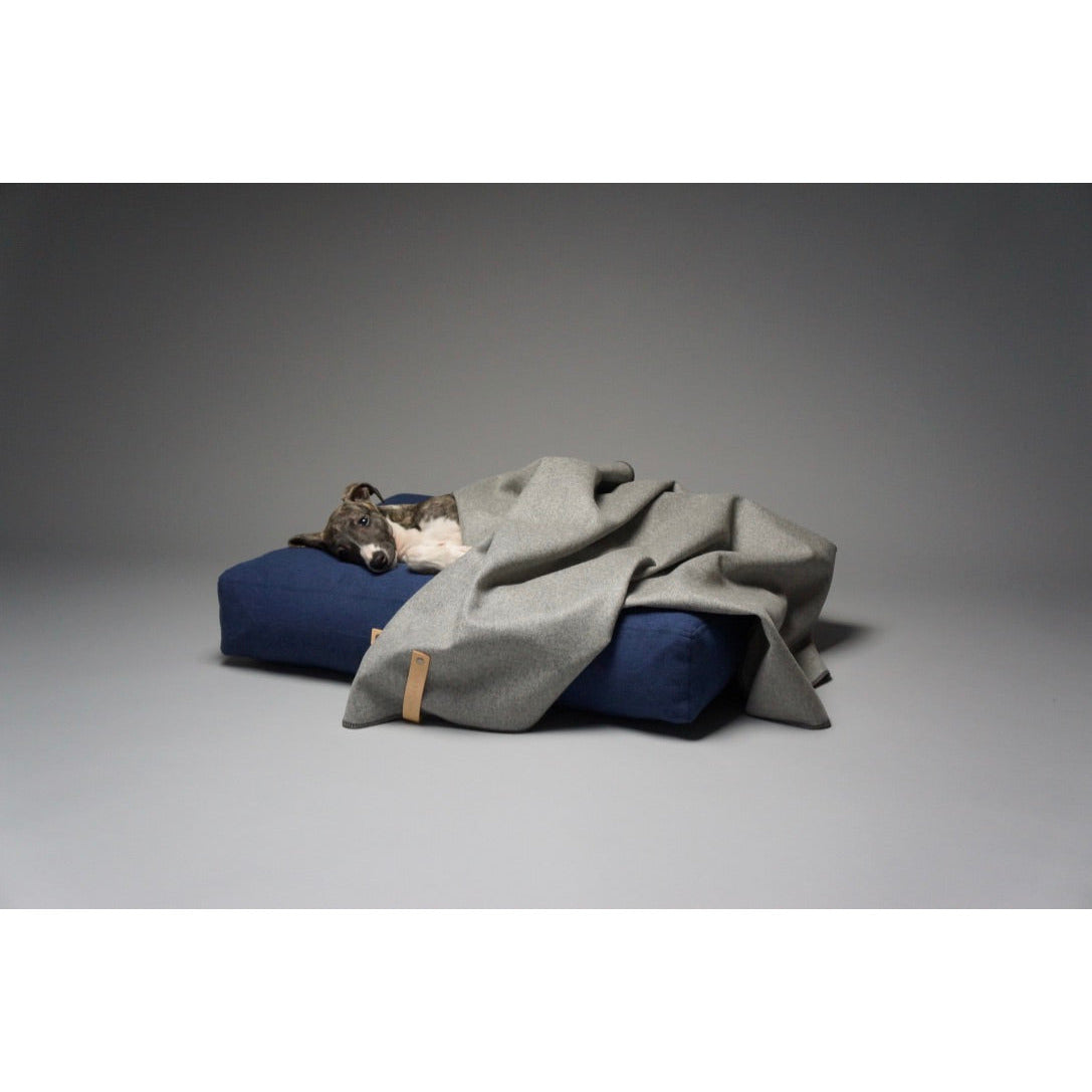 Die Deckenkollektion von Åsnen für Hunde ist die Quintessenz von Schönheit und Schlichtheit. Stilvolle und handgefertigte Wolldecken für Hunde garantieren angenehme Wärme und schützen deinen Hund vor Kälte. Außerdem funktionieren die Decken perfekt auf Reisen, im Urlaub oder beim Besuch bei Freunden.
