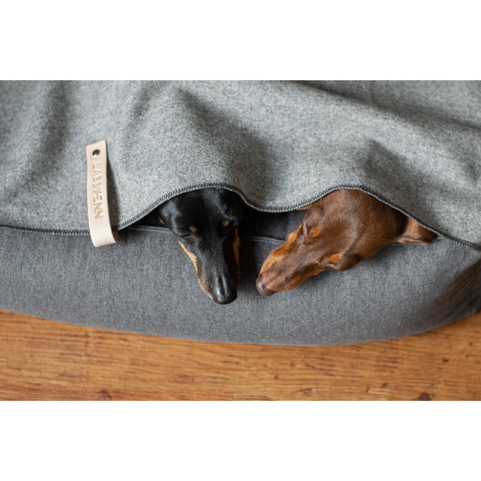 Die Deckenkollektion von Åsnen für Hunde ist die Quintessenz von Schönheit und Schlichtheit. Stilvolle und handgefertigte Wolldecken für Hunde garantieren angenehme Wärme und schützen deinen Hund vor Kälte. Außerdem funktionieren die Decken perfekt auf Reisen, im Urlaub oder beim Besuch bei Freunden.